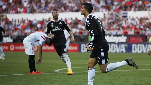 Cristiano Ronaldo (vpravo) z Realu Madrid slav gl proti Seville.