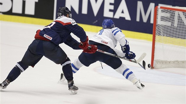 Leo Komarov z Finska (vpravo) stl gl do przdn branky, slovensk hokejista Tom Juro ho neuhldal.