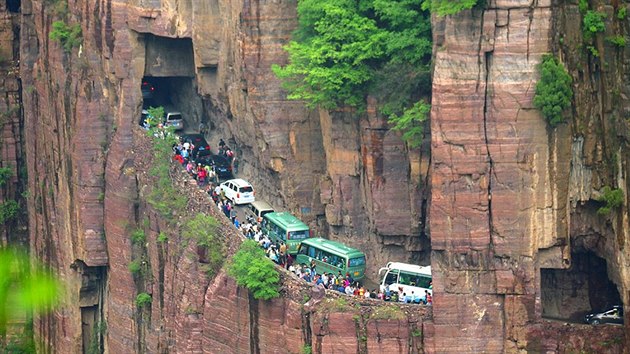 Bhem kvtnovch svtk vznikla u vesnice Kou-liang-cchun dopravn zcpa, zamily sem stovky turist - auty, autobusy i pky. Uniktn cesta a tunel vykutan ve skalch je obllbenou atrakc.