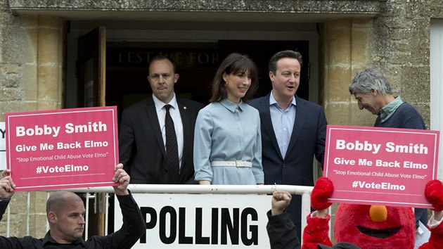 Na dosavadnho britskho premira Davida Camerona a jeho enu Samanthu ekali ped volebn mstnost ve Spelsbury aktivist (7. kvtna 2015).