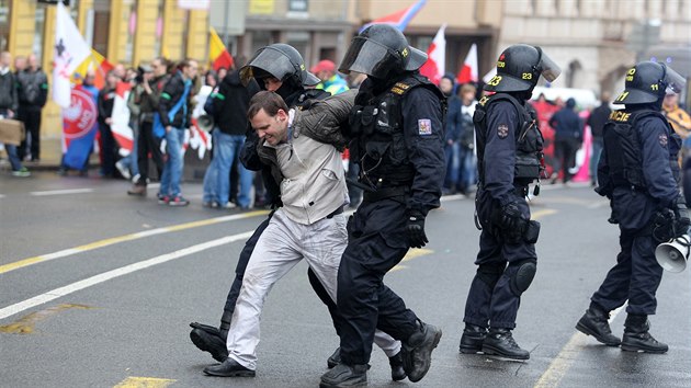 Brnem proli radiklov. Cestu jim blokoval dav odprc.