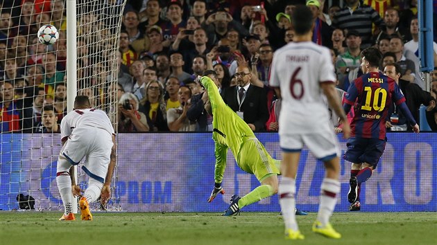 2:0. Lionel Messi pekonv obranu Bayernu podruh a pehazuje glmana Neuera. B 80. minuta.