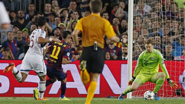 3:0. V 94. minut stvrzuje porku Bayernu tonk Neymar stelou mezi nohy glmana Neuera.