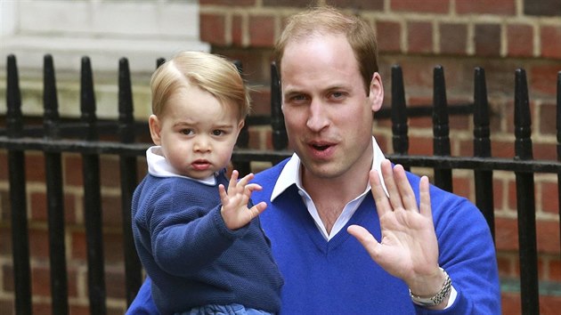 Princ George a princ William dorazili do nemocnice St. Mary, kde se byli podvat na novorozenou princeznu Charlotte (2. kvtna 2015).