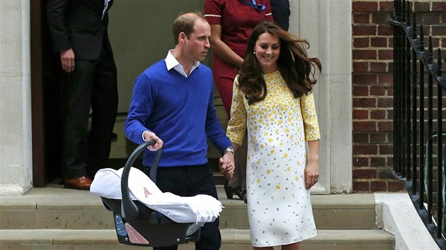 Princ William a vvodkyn Kate si z porodnice odnej svou dceru (Londn, 2. kvtna 2015).