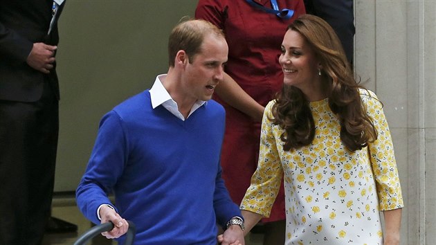 Princ William a vvodkyn Kate si z porodnice odnej svou dceru (Londn, 2. kvtna 2015).