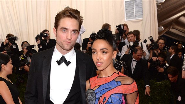 Robert Pattinson a FKA Twigs na MET Gala (New York, 4. kvtna 2015)