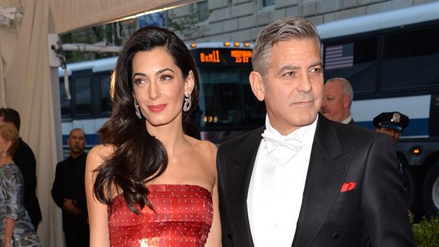 George Clooney a jeho manelka Amal na MET Gala (New York, 4. kvtna 2015)