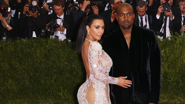 Kim Kardashianov a Kanye West na MET Gala (New York, 4. kvtna 2015)