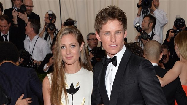 Hannah Bagshawe a Eddie Redmayne na MET Gala (New York, 4. kvtna 2015)