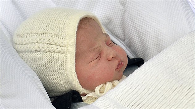 Dcera prince Williama a vvodkyn Kate princezna Charlotte krtce po jejm narozen (Londn, 2. kvtna 2015)