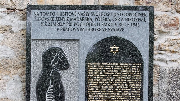 Na sokolovskm idovskm hbitov odhalili pamtn desku idovskm enm zemelm v koncentranm tboe ve Svatav.