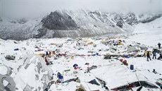 Takto lze pozorovat Himálaj pomocí pístroj na Mezinárodní vesmírné stanici (ISS). Nkteré vrcholky, mezi nimi patrn i Mount Everest, se pohnuly v dsledku zemtesení v Nepálu.