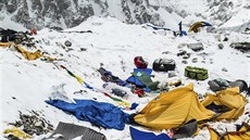 Pohled na základní tábor pod Mount Everestem po niivém zamtesení (27. dubna...