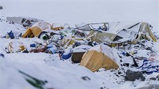 Pohled na základní tábor pod Mount Everestem po niivém zamtesení (27. dubna...