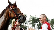 Vítězný žokej Jaroslav Myška a kůň Holly Mill. Vítězný žokej Jaroslav Myška a kůň Holly Mill.