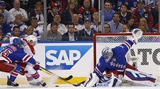 DRAMATICKÉ PRODLOUENÍ. Jay Beagle z Washingtonu se dere ped branku NY...