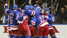 Hokejisté NY Rangers oslavují výhru nad Washingtonem.