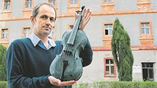 Jan Řeřicha s jedněmi ze svých mramorových houslí u kláštera v Dolním Ročově na... Jan Řeřicha s jedněmi ze svých mramorových houslí u kláštera v Dolním Ročově na...