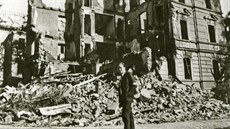 Dům č. 525 v tehdejší děčínské Schillerstrasse přímý zásah bomby zcela zničil.... Dům č. 525 v tehdejší děčínské Schillerstrasse přímý zásah bomby zcela zničil....