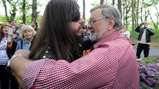„Molodci, vy prijechali,“ objímal se s motorkáři někdejší komunista a nyní... „Molodci, vy prijechali,“ objímal se s motorkáři někdejší komunista a nyní...