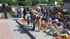 Několik stovek lidí přišlo 9. května na pražské Olšanské hřbitovy na pietní... Několik stovek lidí přišlo 9. května na pražské Olšanské hřbitovy na pietní...