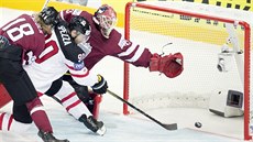 Jason Spezza střílí svůj druhý gól do sítě Lotyšska. Jason Spezza střílí svůj druhý gól do sítě Lotyšska.