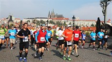 Závodu na 42,195 kilometru se v ulicích Prahy zúčastnilo zhruba deset tisíc... Závodu na 42,195 kilometru se v ulicích Prahy zúčastnilo zhruba deset tisíc...