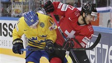 Simon Hjalmarsson ze Švédska (vlevo) bojuje u mantinelu se Švýcarem Robinem... Simon Hjalmarsson ze Švédska (vlevo) bojuje u mantinelu se Švýcarem Robinem...