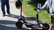 Koloběžka s přídavným motorkem. Příjemné vozítko, které se stalo muži v... Koloběžka s přídavným motorkem. Příjemné vozítko, které se stalo muži v...