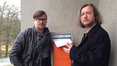 Spisovatelé Igor Malijevský (vpravo) a Jaroslav Rudiš posílají dopis Vladimiru... Spisovatelé Igor Malijevský (vpravo) a Jaroslav Rudiš posílají dopis Vladimiru...