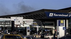 Terminál mezinárodního římského letiště Fiumicino, kde začalo kolem půlnoci... Terminál mezinárodního římského letiště Fiumicino, kde začalo kolem půlnoci...