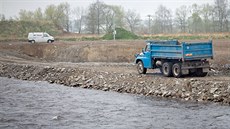 Stroje pracují v koryt Vltavy poblí Plané.