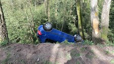 Řidička při couvání najela do stromu. Auto se pak převrátilo ze silnice do lesa. Řidička při couvání najela do stromu. Auto se pak převrátilo ze silnice do lesa.