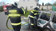 Hasii likvidují poár auta u Balkovy Lhoty na Táborsku.