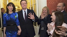 Zamstnanci premiérovy rezidence v Downing Street 10 aplaudují po píchodu...