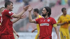 Brnntí fotbalisté David Paek (vlevo) a Pavel Zavadil slaví gól v ligovém...