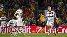 Fotbalisté Bayyernu Mnichov po porážce v Barceloně. Thomas Müller (vpravo) a... Fotbalisté Bayyernu Mnichov po porážce v Barceloně. Thomas Müller (vpravo) a...
