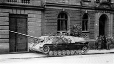 Nmecký tký stíha tank Jagdpanzer IV v Komenského ulici v Olomouci. Vlevo...
