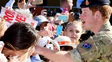 Princ Harry na své návtv Austrálie se zdravil s fanouky, objímal je a...