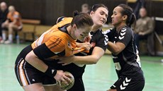 Anna Gebre Selassie z Olomouce (vpravo) pomáhá zbrzdit Ivetu Matoukovou z...