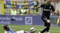 Ležící Ezequiel Schelotto z Chieva zachytil mič, s nímž postupoval Rodrigo... Ležící Ezequiel Schelotto z Chieva zachytil mič, s nímž postupoval Rodrigo...