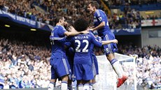 Fotbalisté Chelsea slaví gól.