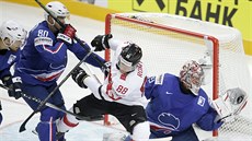 Francouzský gólman Cristobal Huet má puk v lapačce, před ním marně clonil... Francouzský gólman Cristobal Huet má puk v lapačce, před ním marně clonil...
