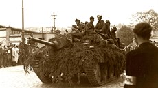 Stíhač tanků SS k větnu 1945 v Náchodě na křižovatce u Itálie před vjezdem do... Stíhač tanků SS k větnu 1945 v Náchodě na křižovatce u Itálie před vjezdem do...
