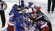 Hromadná potyka v duelu New York Rangers - Washington.