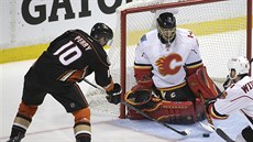 Anaheimský Corey Perry pekonává gólmana Jonase Hillera z Calgary.