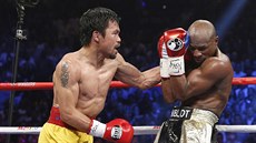 Floyd Mayweather Jr. (vpravo) a Manny Pacquiao v souboji o titul mistra svta...