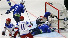 Ruský hokejista Ilja Kuljomin (vlevo) krátce poté, co pekonal slovinského...