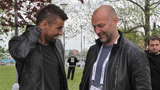 Vladimír Vůjtek mladší (vpravo) v družném rozhovoru s fotbalistou Milanem... Vladimír Vůjtek mladší (vpravo) v družném rozhovoru s fotbalistou Milanem...